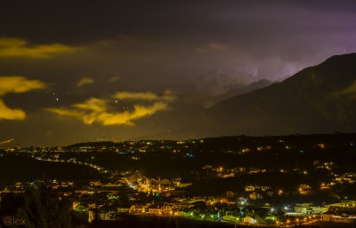 Eppan bei Nacht mit Sommergewitter im Jänner über Leifers